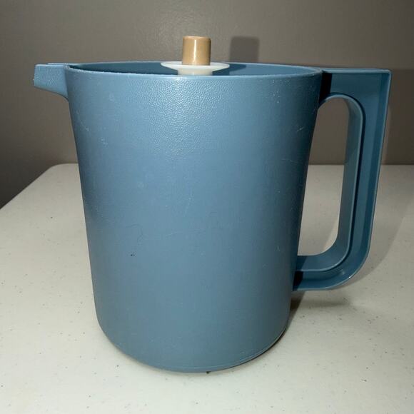 Tupperware Vintage Blue 1.5 Quart Pitcher #1575 Push Button Lid Made in U.S.A. - Picture 9 of 10